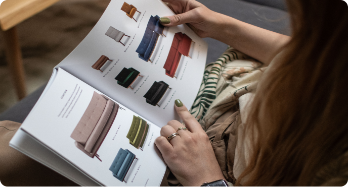 Kobieta przeglądająca katalog meblowy marki scandicsofa